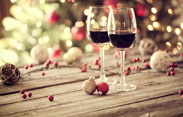 クリスマスの飾りと２つのワイングラス