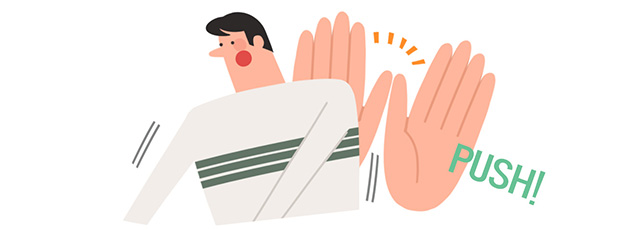 後押しをされる男性