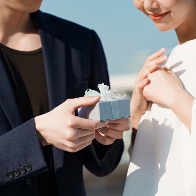 女性に指輪を渡してプロポーズする男性