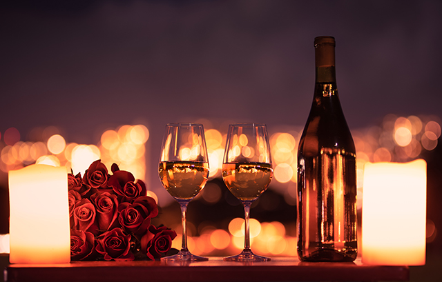 夜景をバックに　ワイングラスと花束