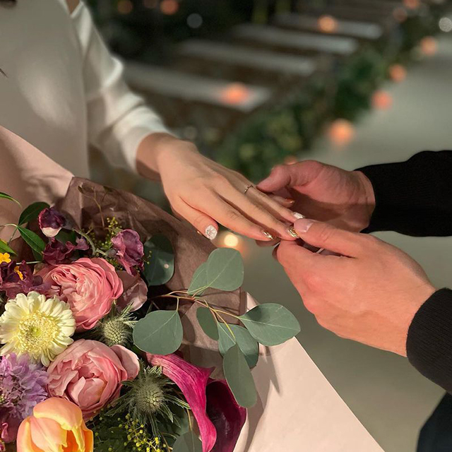 プロポーズをしている様子