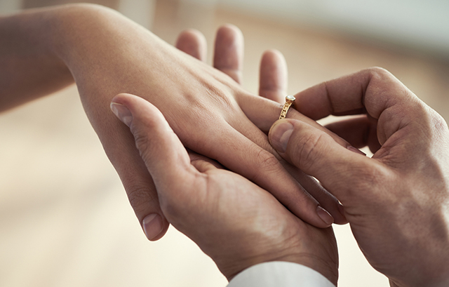 指輪をはめる様子