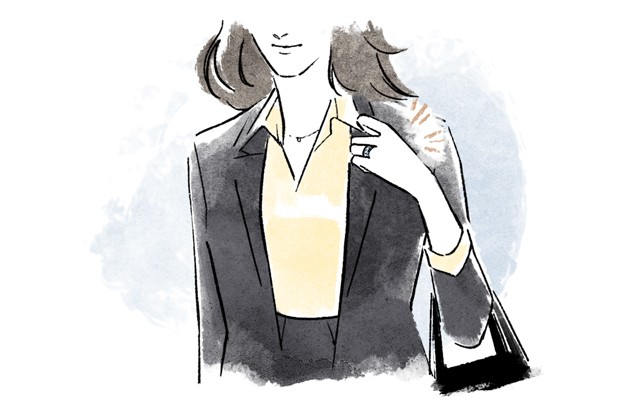 ネックレスを付ける人