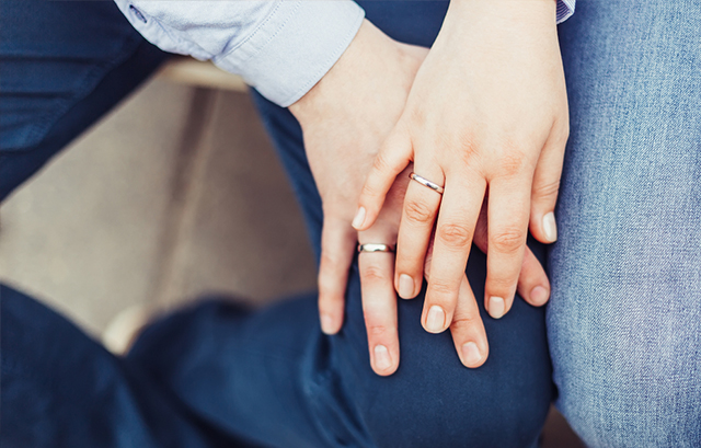 結婚指輪をつけた手元