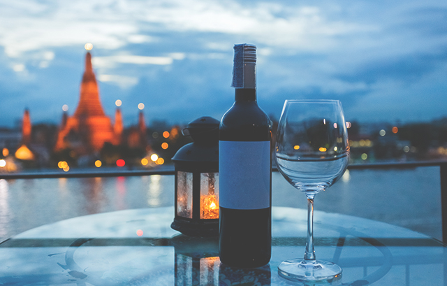ワインとグラスが置かれた机越しに見える船上からの景色