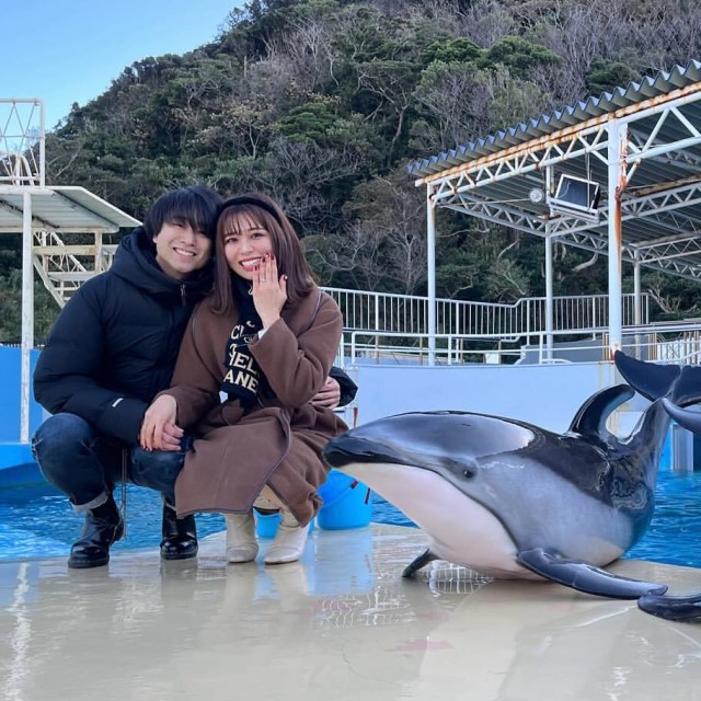イルカと一緒に水族館でのプロポーズをしたカップル