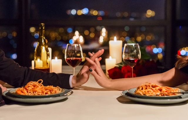 レストランの窓際の席のカップル