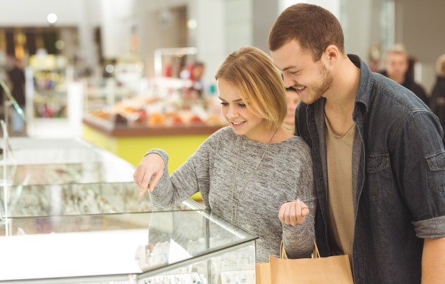指輪を選ぶカップル