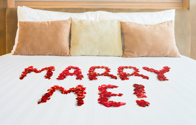 ベッドに花びらで描かれたメッセージ