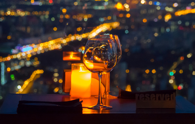 ロマンチックな夜景が綺麗なレストランの席