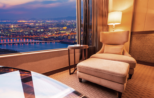 夜景の見えるホテルの部屋