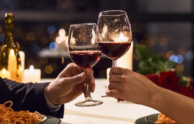ワインで乾杯する男女