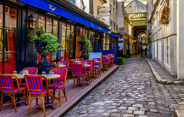 パリの小道にあるオシャレなカフェ