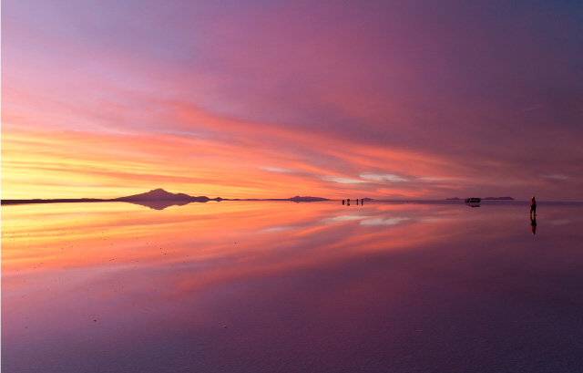 日が沈む頃のロマンチックなウユニ塩湖