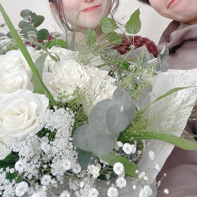 花束を渡してプロポーズしたカップル