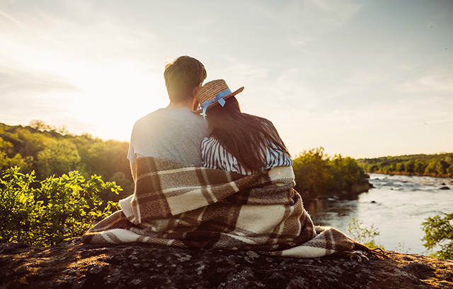川辺で寄り添うカップル