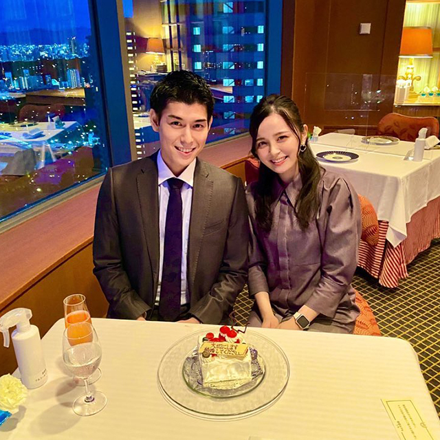 夜景の見えるレストランでプロポーズしたカップル