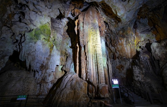 秋芳洞のシンボル「黄金柱」