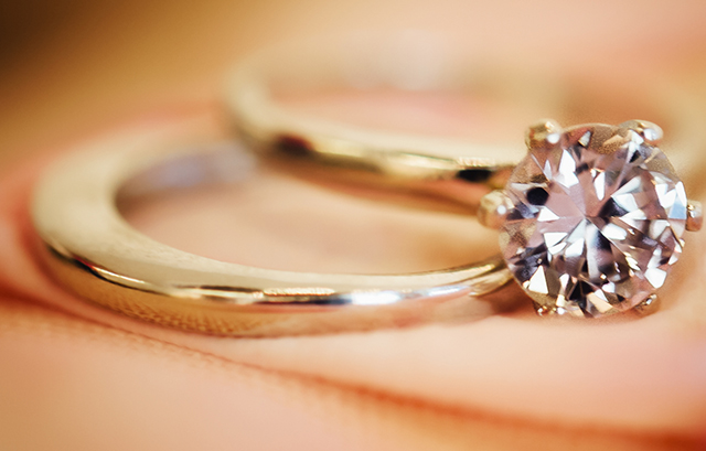 ダイヤが輝く婚約指輪