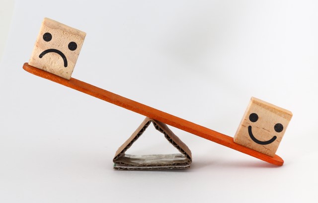 天秤にかける様子