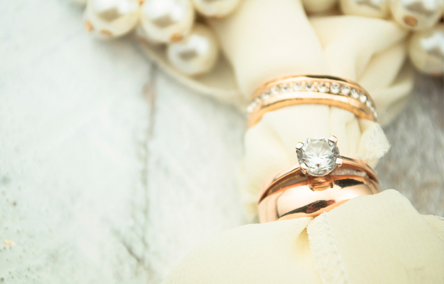 白い布が通された婚約指輪