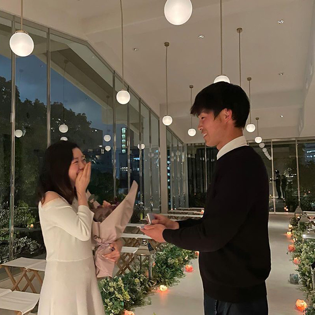 プロポーズをする様子