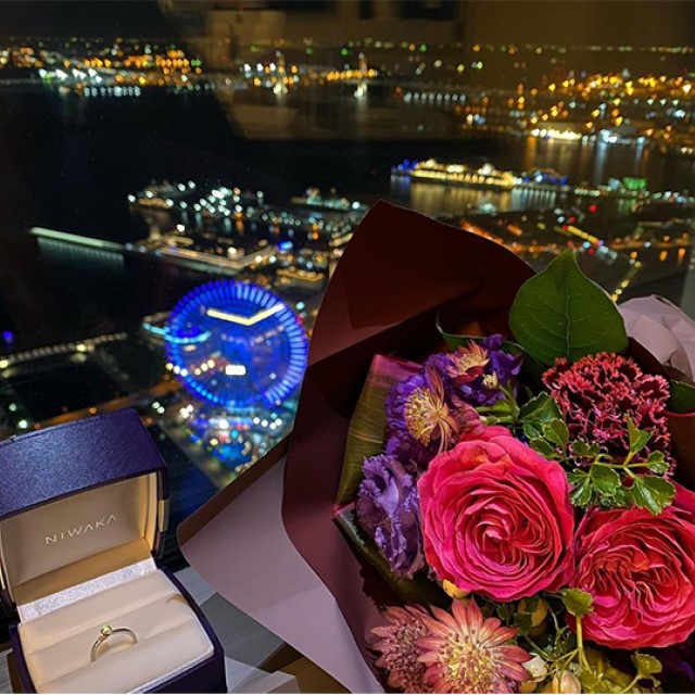 花束と婚約指輪