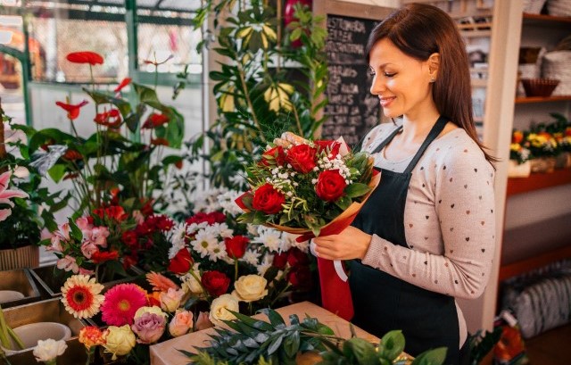 花束を作る様子