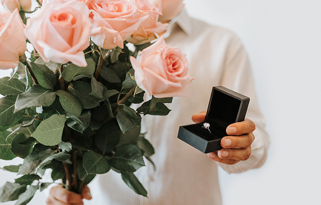 花をさしだす人