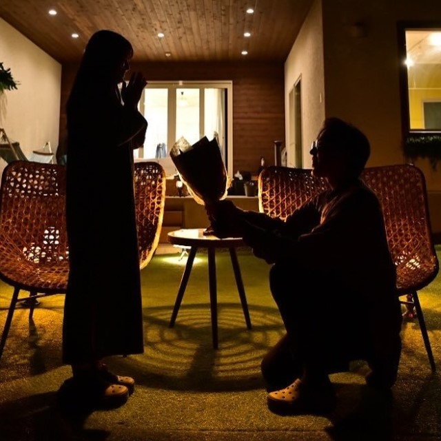 花束を渡す様子