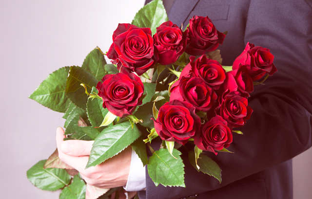 男性が抱えている11本のバラの花束