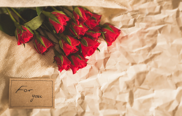 「For you」と書かれたカードと12本のバラ