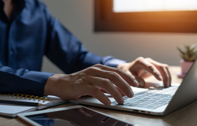 ネットで調べる男性