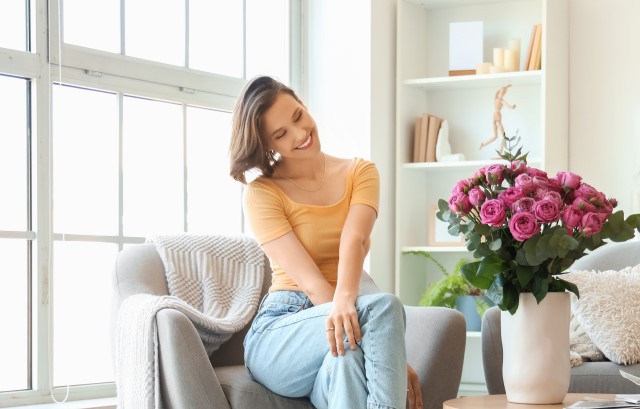 バラを飾って楽しむ女性