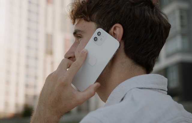 電話をする男性