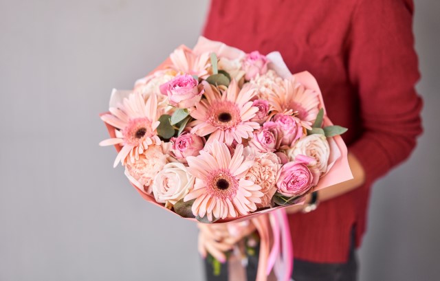 バラやガーベラを混ぜた花束