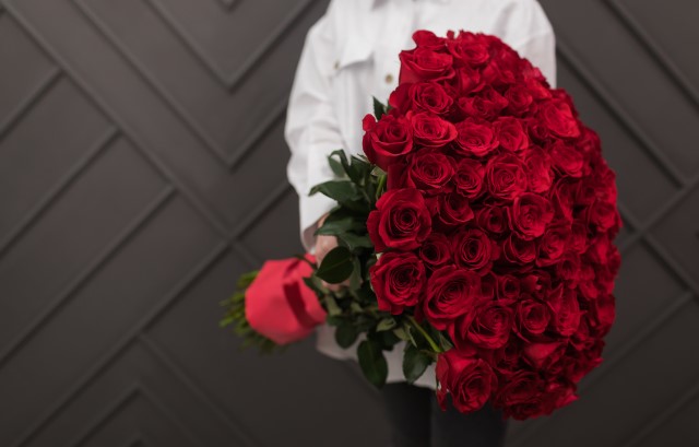 ボリューミーなバラの花束