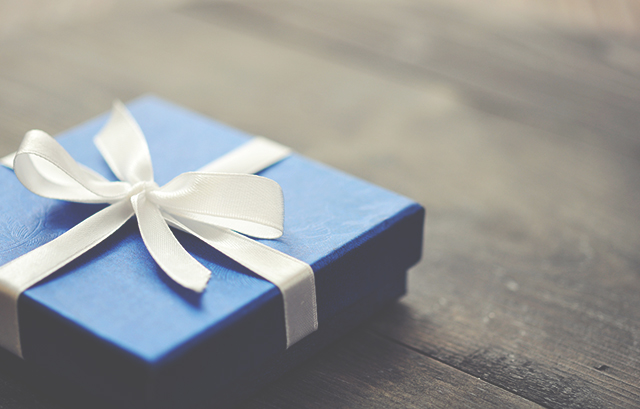 白いリボンで結ばれた青い箱のプレゼント