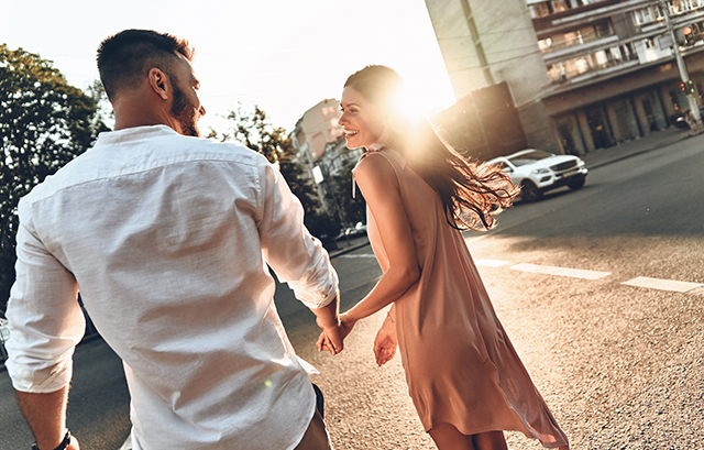 将来に向けてスタートを切るカップル