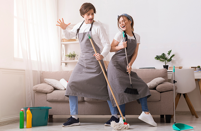 掃除するカップル