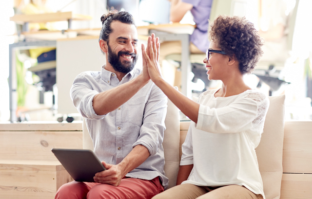 手を合わせるカップル