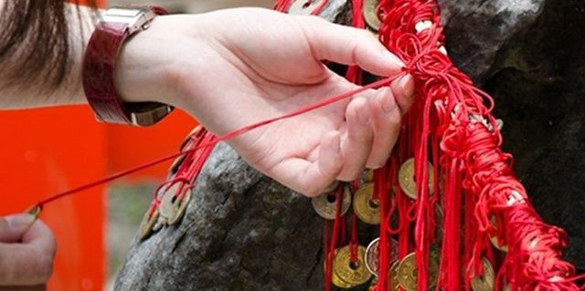お守りについている赤い糸