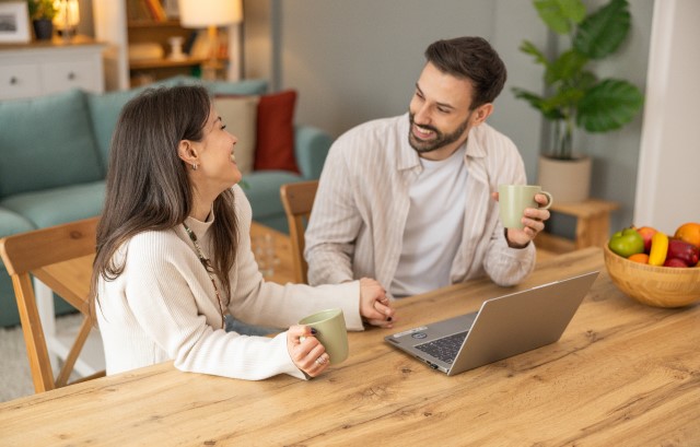 話し合うカップル