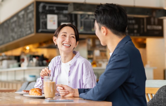 カフェで過ごすカップル