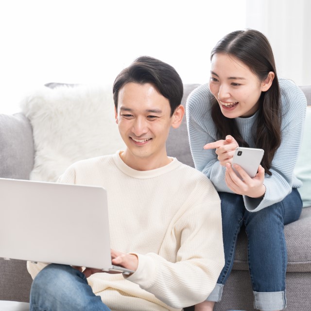 同棲の初期費用を調べるカップル