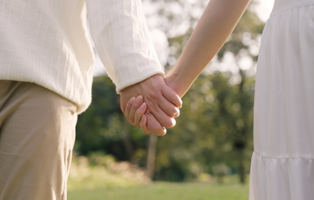 手をつなぐカップル