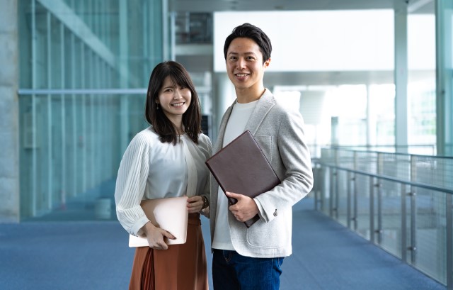 共働きのカップル