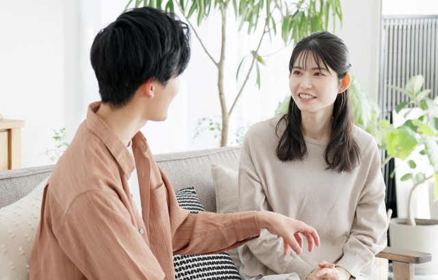 話し合うカップル