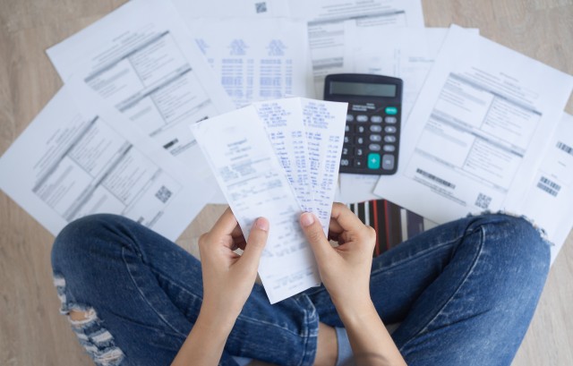 レシートを集める女性