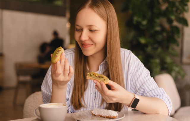 カフェで過ごす女性